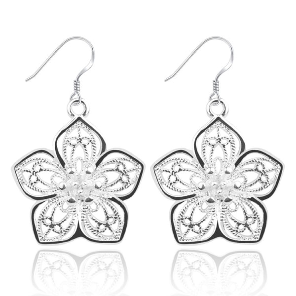 Ett par hängande silverörhängen - blommigt|silver