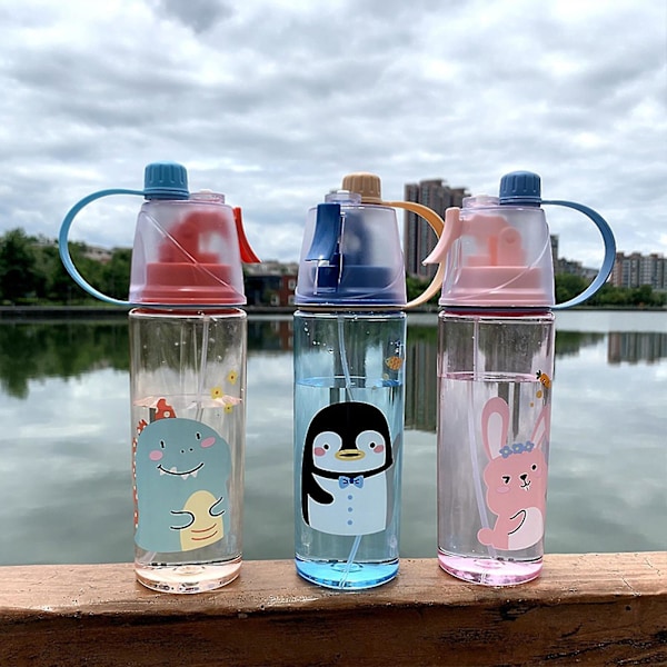600ml Sprayvattenflaskor för barn sommar läckagesäkra dimmande drickflaska utomhus (A)