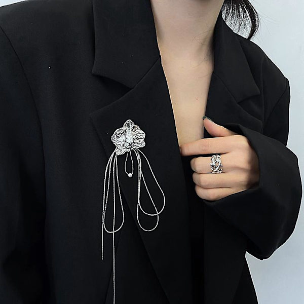 Metallbåge Brosch Silver Blomma Tofs Slipstift Pins för Kvinnor Kostym Pin