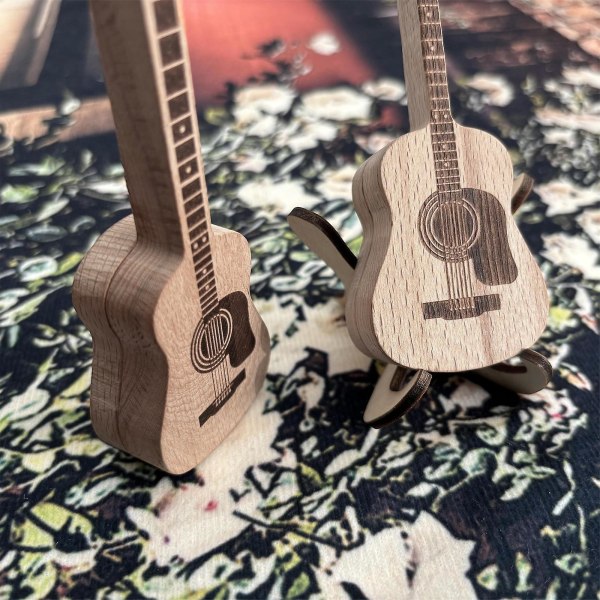 Graverad gitarrplocklåda, gitarrformad gitarrplocklåda, gitarrplektrumlåda i trä