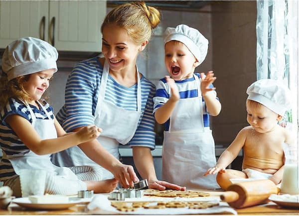 4 stycken barnförkläden med ficka, justerbara kockförkläden för barn för matlagning, bakning, målning (Vit M för 7-13 år)