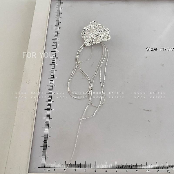 Metallbåge Brosch Silver Blomma Tofs Slipstift Pins för Kvinnor Kostym Pin