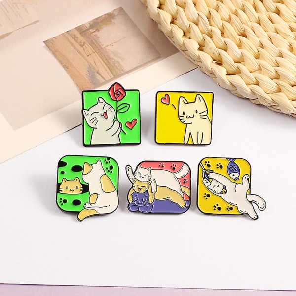 GHYT 5-pack söta kattglada lekande brosch gungande gömd dold stapelbar Arhat blommor glad kattmärke tecknad katt emaljnål lämplig för hatt jacka