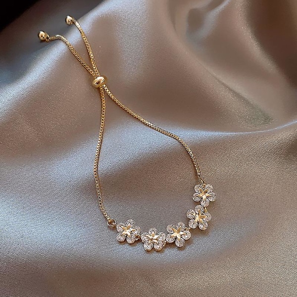Eleganta infällda strassarmband Guldfärg Blomsterberlocksarmband för kvinnor Mode smycken Accessoarer Festpresenter