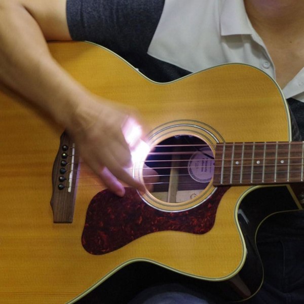 1PC gitarplukk gitarplukk akustisk LED-gitarplukk Ukulele-plukk (hvit)