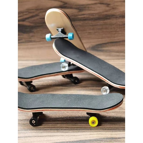 Gaver til fingerlekeelskere Skateboard Kreativitetspuslespill Flerfarget høykvalitets legering + PVC selvmonterende leker（C）