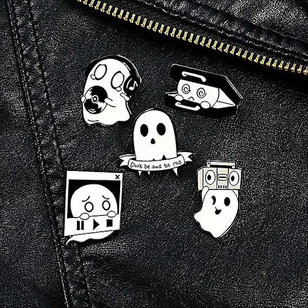 GHYT Söt emalj pin bulk set, roliga anime pin för ryggsäckar estetiska, tecknade knappar för jackor