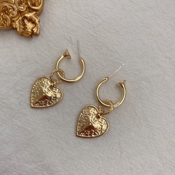 Vintage guld hjärtformade hänge örhängen Enkla C-formade krok metall örhängen för casual och formella tillfällen default