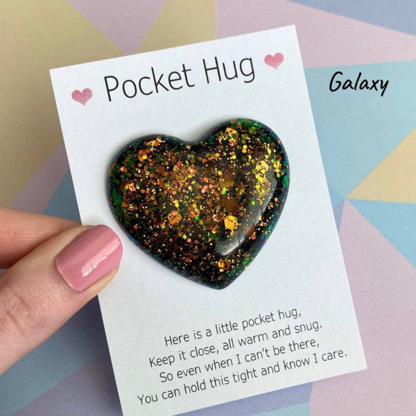 Särskild Pocket Heart Kram minnessak och prydnad ger glädje för tjejer som älskar kvinnor c