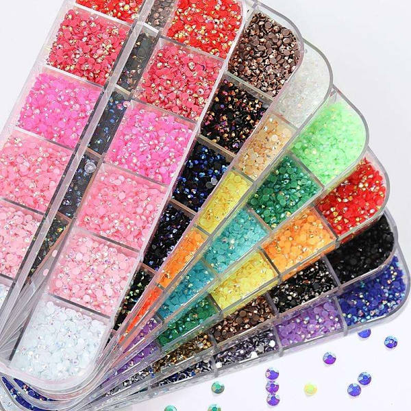 12 erikokoista strassia laatikossa - Kynsikoristeet MultiColor Nr - 2