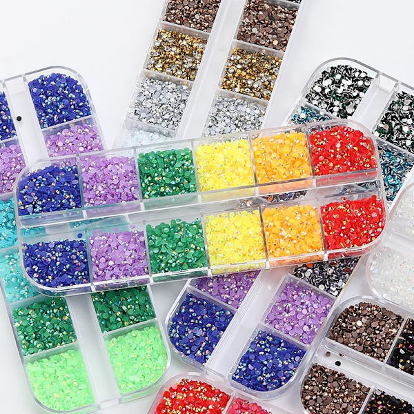 12 erikokoista strassia laatikossa - Kynsikoristeet MultiColor Nr - 2