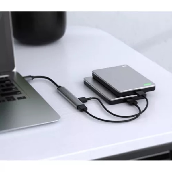 Kompakti ja monipuolinen 4-porttinen USB-keskitin Black