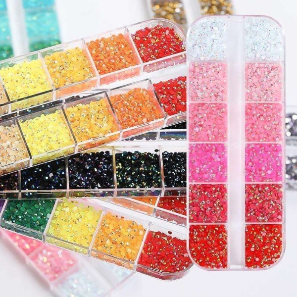 12 erikokoista strassia laatikossa - Kynsikoristeet Multicolor