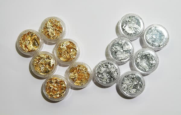 12 st burkar guld & silver folie flakes multifärg