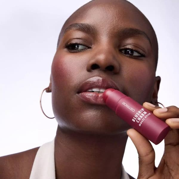 Blush i stickform - Blushin' Charm Multi Stick - 30 Ruby Darling - 5,5 g - Långvarig fuktgivande 30 Ruby Darling