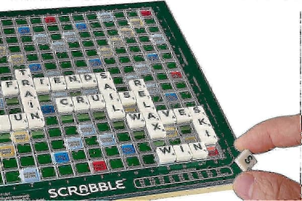 Suuri Scrabble-versio pyörivällä puulaudalla ja taittotoiminnolla