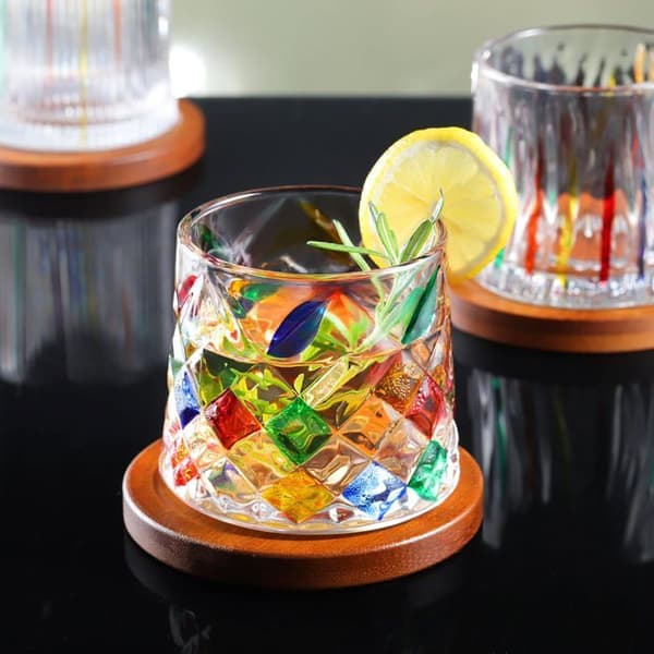 ®RisingFF Sæt med 2 håndmalede krystal whiskyglas, 270 ml, drejelige, med træunderlag, perfekte til rom