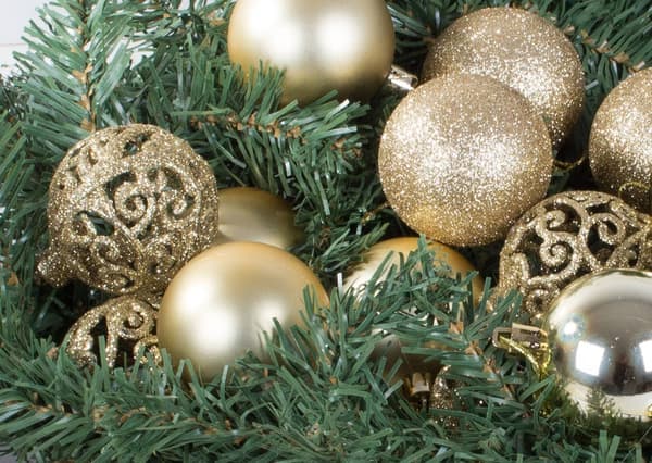 100-Pack Christmas Tree Baubles + Star - Christmas Decoration Gold