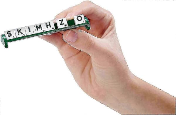 Suuri Scrabble-versio pyörivällä puulaudalla ja taittotoiminnolla