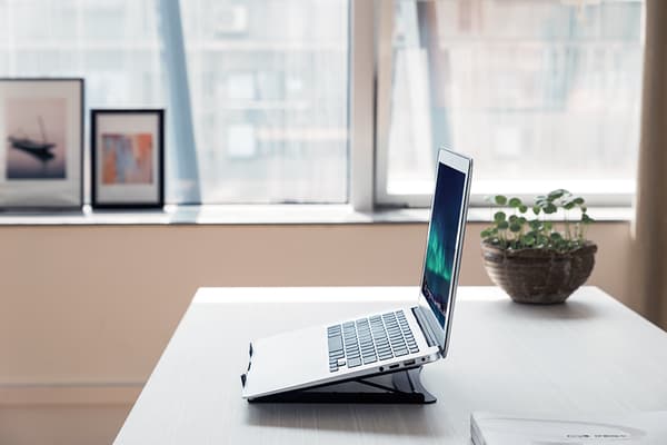 OFFICE Sammenklappeligt stativ i stål til bærbar computer/tablet.