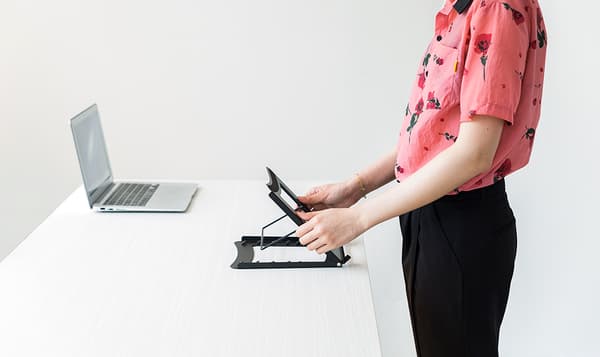 OFFICE Sammenklappeligt stativ i stål til bærbar computer/tablet.