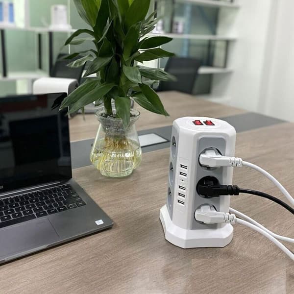 Overspenningsvern med 5 USB-porter og 12 uttak, 2 brytere, hvit