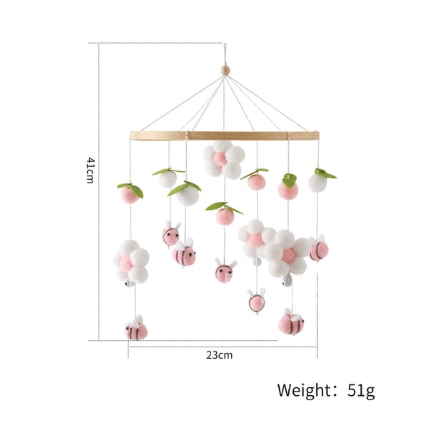 Træuro til drengebørn, med pomponer, blomster og bi-formede ornamenter.