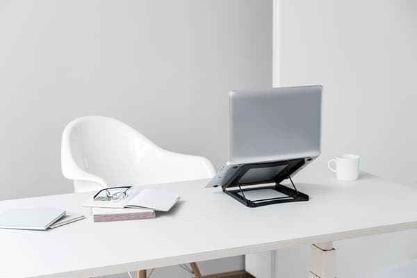 OFFICE Sammenklappeligt stativ i stål til bærbar computer/tablet.