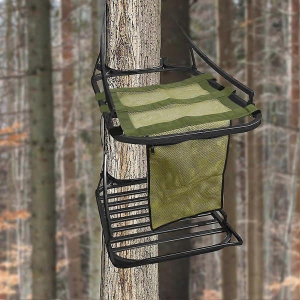 Yleisistuin puupassiin taskulla, kevyt varaistuin puupassiin säädettävällä hihnalla metsästykseen