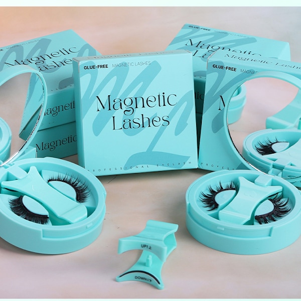 Magnetic Eyelashes Set - Mint Green Integrated Box Model 1