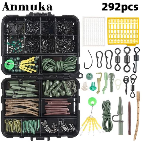 Låda med 292 karpfisketillbehör, inklusive krok, säkerhetsklämmor, majskorn och rör.