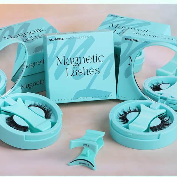 Magnetic Eyelashes Set - Mint Green Integrated Box Model 3