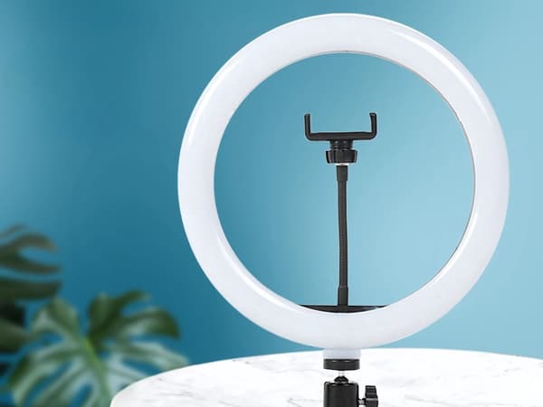 LED-rengasvalo + jalusta - Matkapuhelinpidike 3 värisävyllä