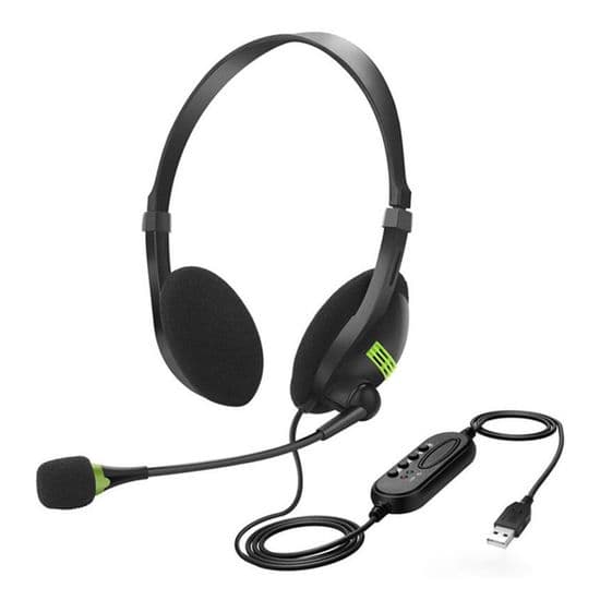 Gaming headset med hovedtelefoner og mikrofon. USB-headset med mikrofon til videospil. Kablede øretelefoner.