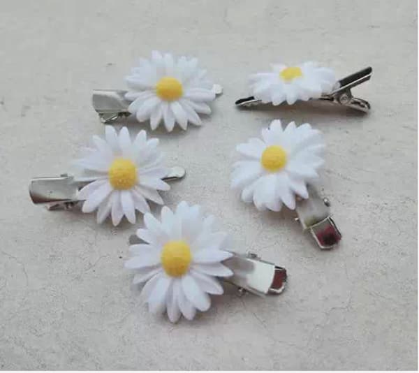10 stk. søde sideklemmer, moderigtige daisy hårklemmer og søde blomsterfigurklemmer