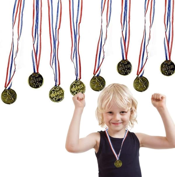 12 st strålande solstrålar Olympiska medaljer, Guld plastmedaljer,