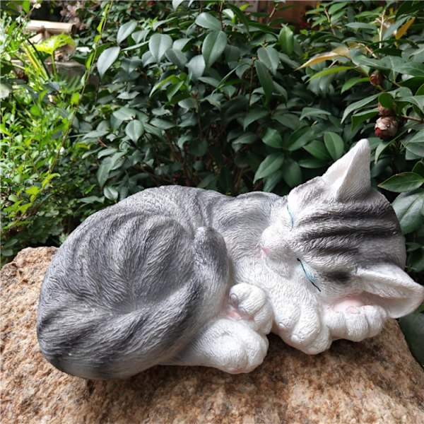 Grå hagestatue katt skulptur realistisk form søt sovende