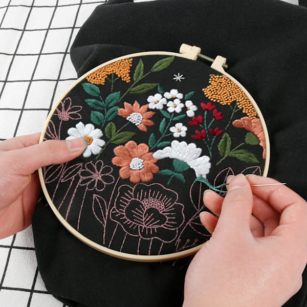 Svart canvas broderikit med mönster och instruktioner, Embroi
