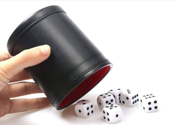 Terningbæger i kunstlæder med fløjlsfor, lydløs, til løgnedice-brætspil