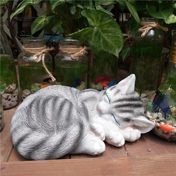 Grå hagestatue katt skulptur realistisk form søt sovende