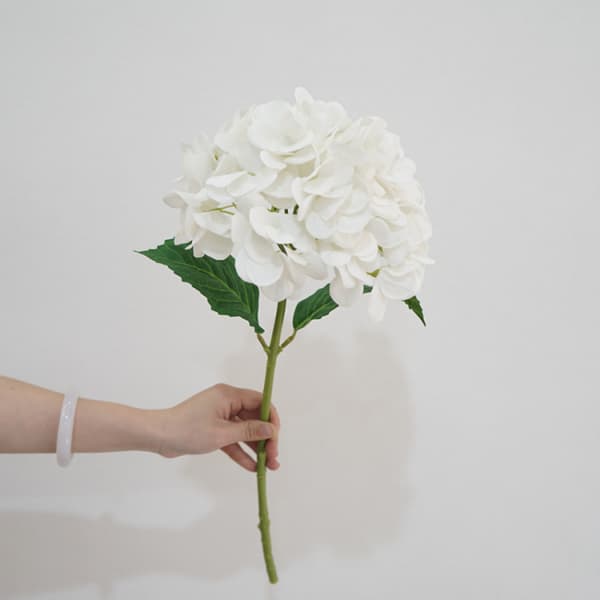 Sæt med 10 hvide silkebroderede, kunstige kugleblomsterhoveder