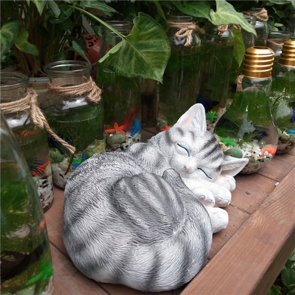 Grå hagestatue katt skulptur realistisk form søt sovende