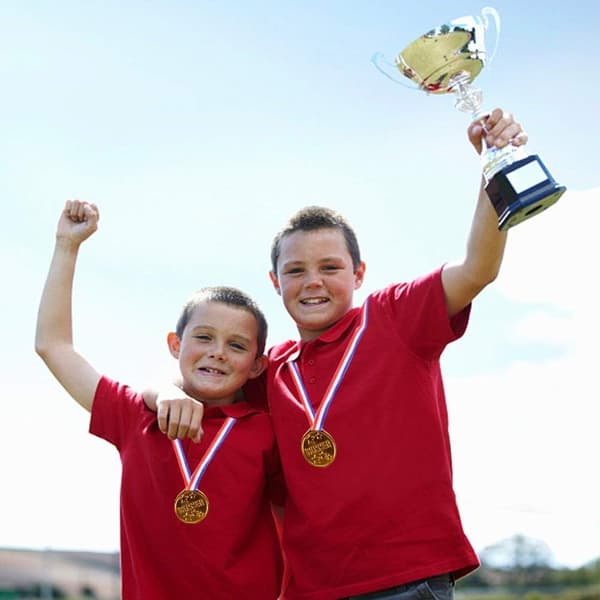 12 st strålande solstrålar Olympiska medaljer, Guld plastmedaljer,