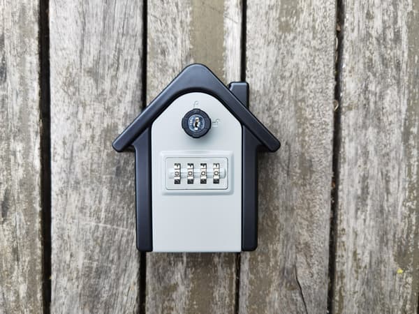 1 stk. (grå) vægmonteret sikkerhedsnøgleboks med digital kode og Em