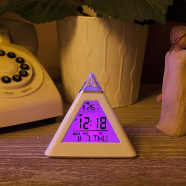 7 LED-pyramidin väriä vaihtava digitaalinen herätyskello