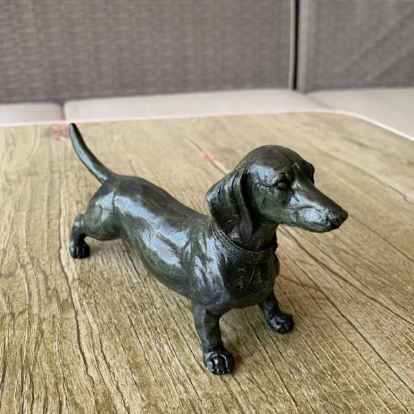 Gravhund sort hund stående høj hund havepynt