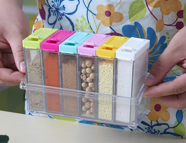 Set med 6 plastkryddburkar, transparent kryddburk med bricka