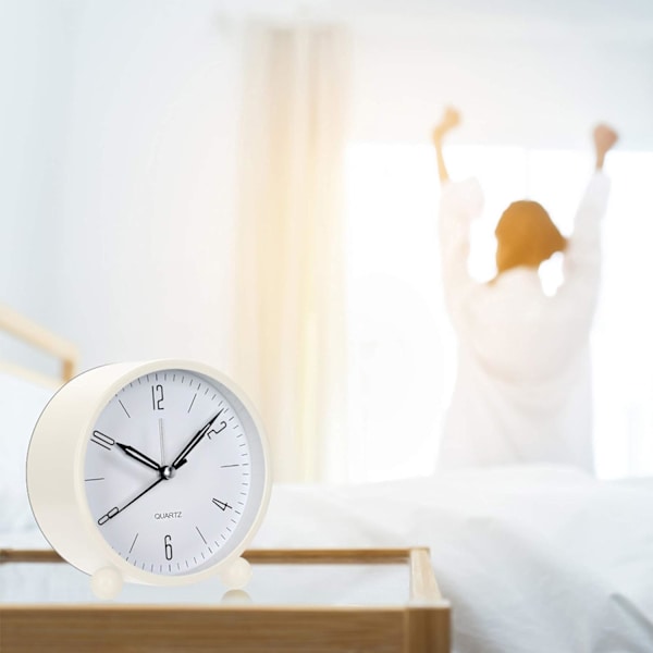 4 tommers stor urskive analog alarmklokke (Off White - batteridrevet