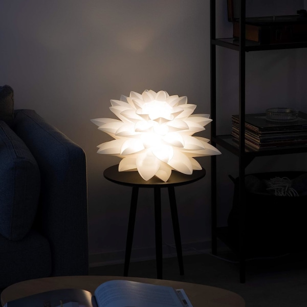 Vit pussellampa i polypropen (PP) med lotusdesign - DIY-montering