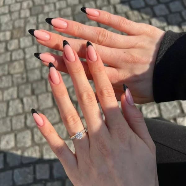 24 stk. mandelformede falske negle korte, sorte glitter franske press-on